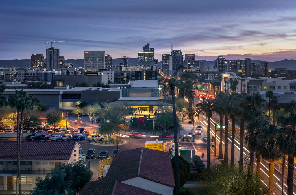 Phoenix Art Museum presentará películas y eventos virtuales, las exposiciones Moda intrépida y La protesta violeta concluirán en septiembre de 2021