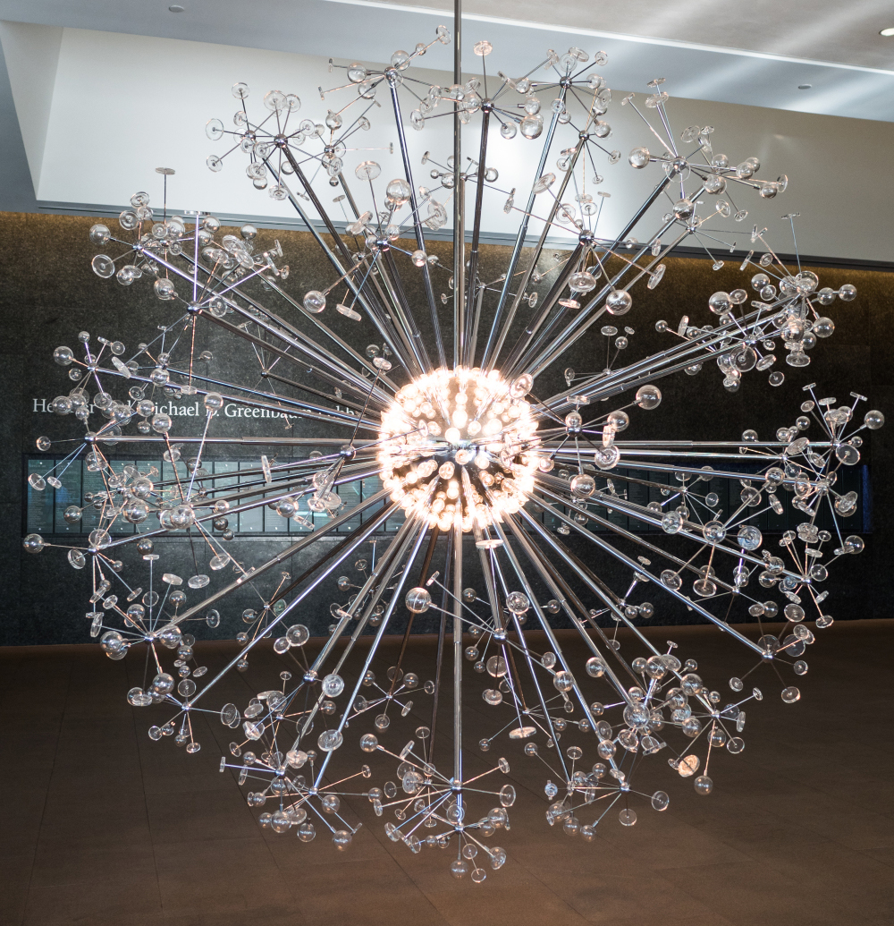 Josiah McElheny, The Last Scattering Surface (La última superficie de dispersión), 2006. Hand-blown glass, chrome plated aluminum, rigging, and electrical lighting. Museum purchase with funds provided by Jan and Howard Hendler.