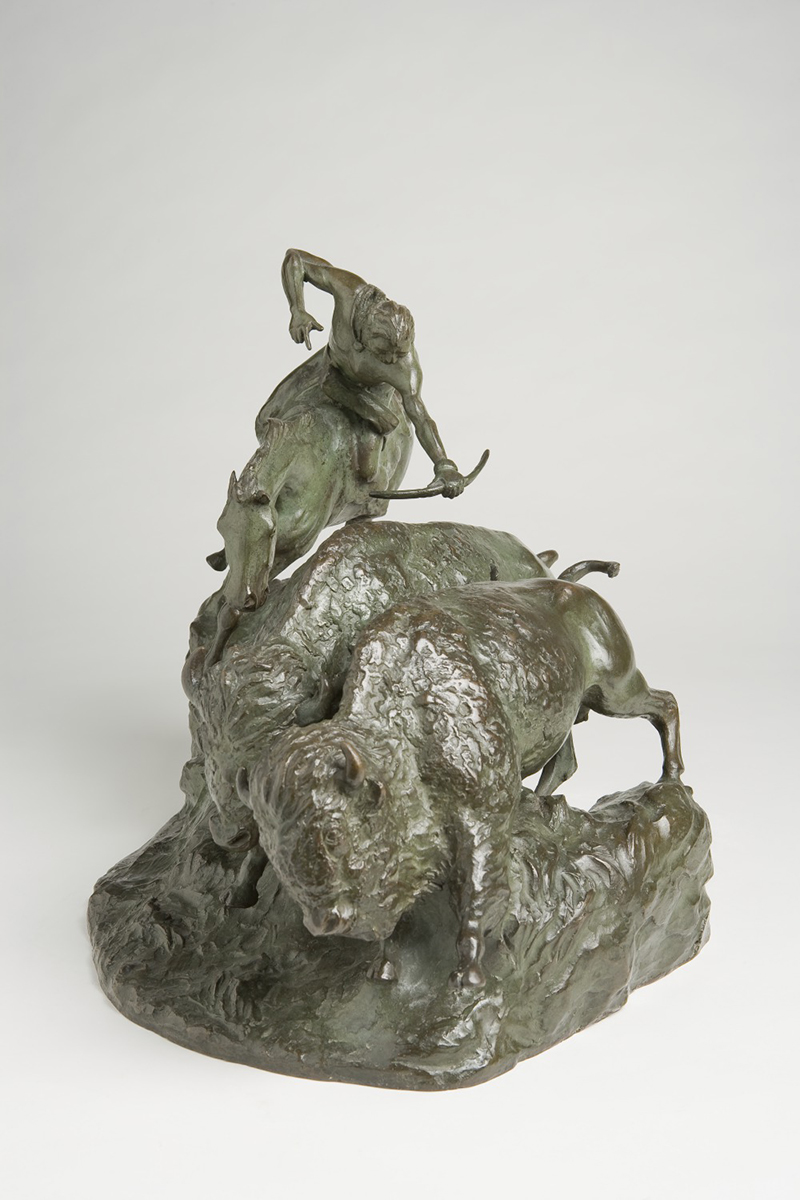 Lone Wolf, Buffalo Hunt (Caza de búfalo), 1930. Bronze. Gift of Western Art Associates.