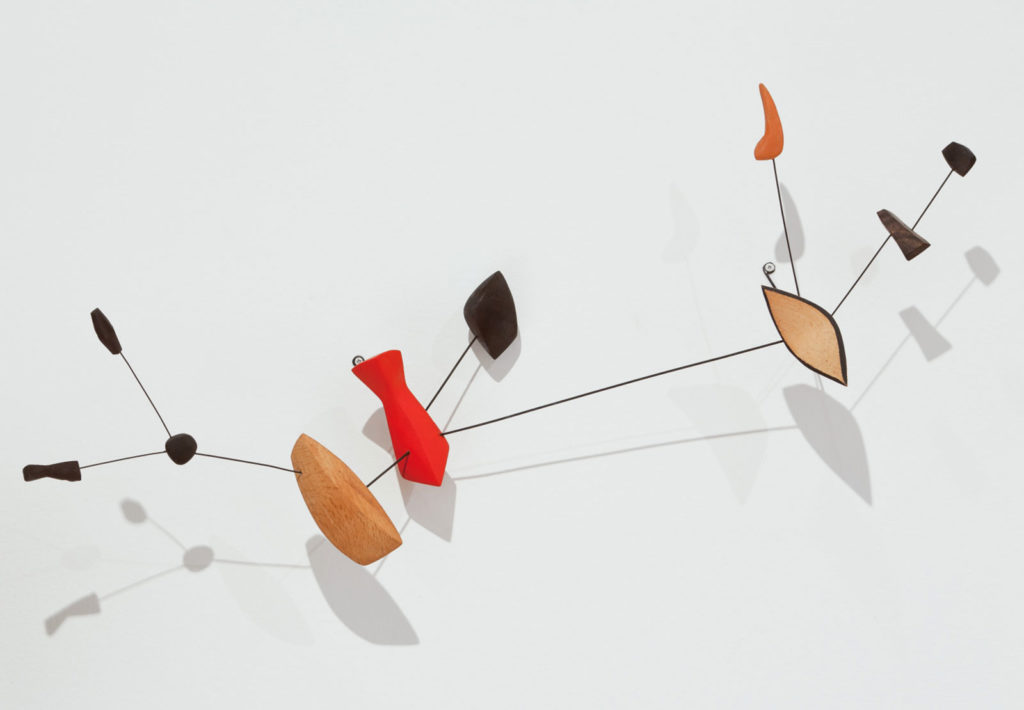 Alexander Calder, Constellation with Orange Anvil (Constelación con yunque naranja), 1960. Wood, steel wire, and paint. Bequest of the Estate of Orme Lewis.