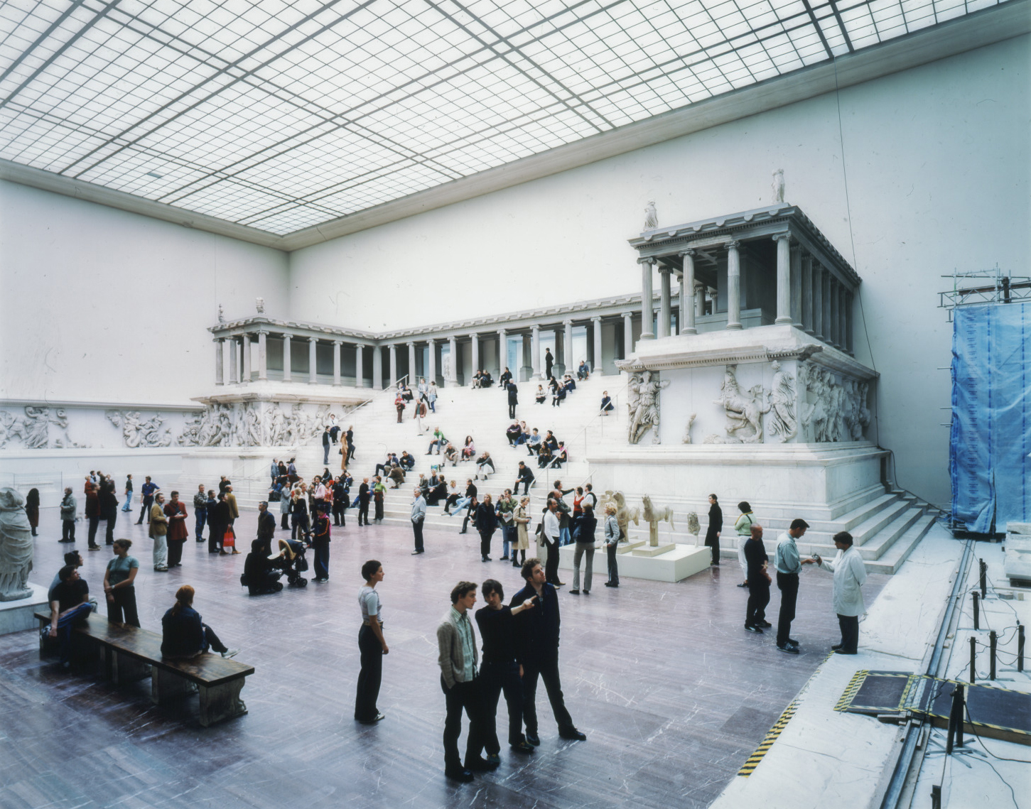 Thomas Struth, Pergamon Museum I, Berlin (Museo Pérgamo I, Berlina), 2001. C-print. Museum purchase with funds provided by The Levitt Family, in honor of Norman and Betty Levitt, and Contemporary Forum.
