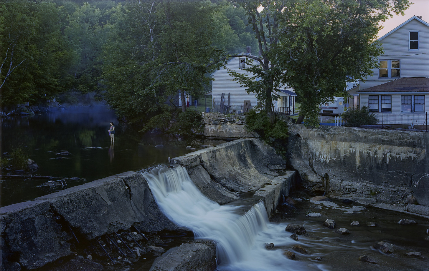 Gregory Crewdson, Untitled (natural bridge) (Sin título [puente natural]), 2007. Archival inkjet print, printed on Epson Premium Luster paper. Gift of Joy and Jerry Monkarsh in honor of the Museum's 50th Anniversary.
