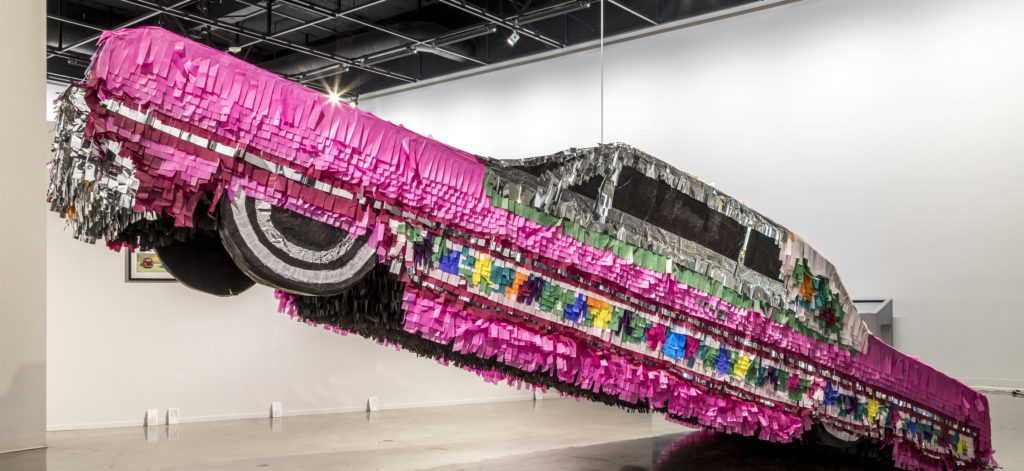El museo Phoenix Art Museum explora la influencia de la cultura de los autos en artistas trabajando en el suroeste en esta nueva exhibición.   